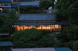 夜の外観　撮影者：渡邉義孝
